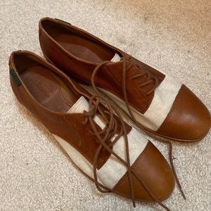 GH Bass & Co leather and linen shoes with laces